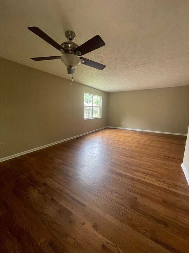 Building Photo - 3 bed, 2 bath, 2 car garage ranch style home with fenced yard.