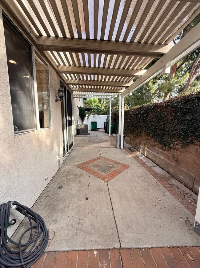 Building Photo - Beautiful 4 Bedroom, 2.5 Bathroom Home in West Irvine Pointe Community