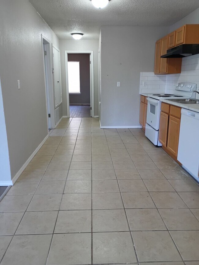 Building Photo - Cute Duplex