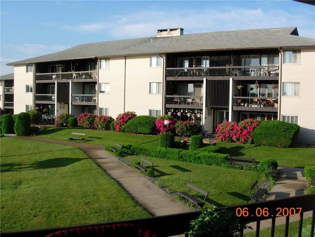 Building Photo - 400 Narragansett Pkwy