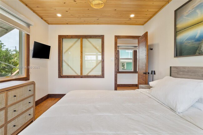 Building Photo - 235 Tavernier Dr