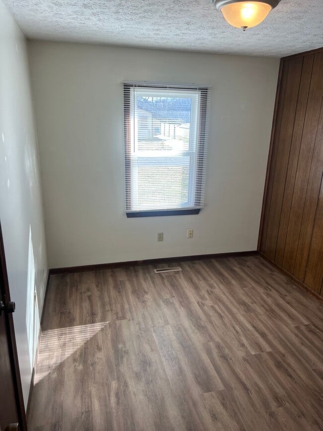 Building Photo - Spacious 3 Bedroom, 1 Bathroom Duplex