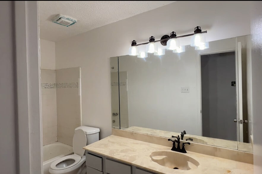 Building Photo - 11826 Roandale Dr