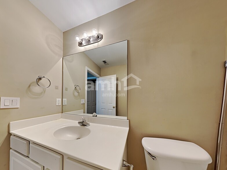 Building Photo - 1584 Silver Ridge Dr
