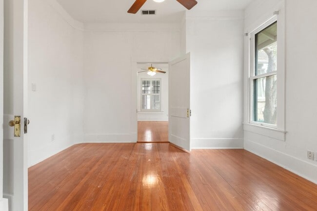 Building Photo - 1122 W Summit Ave.