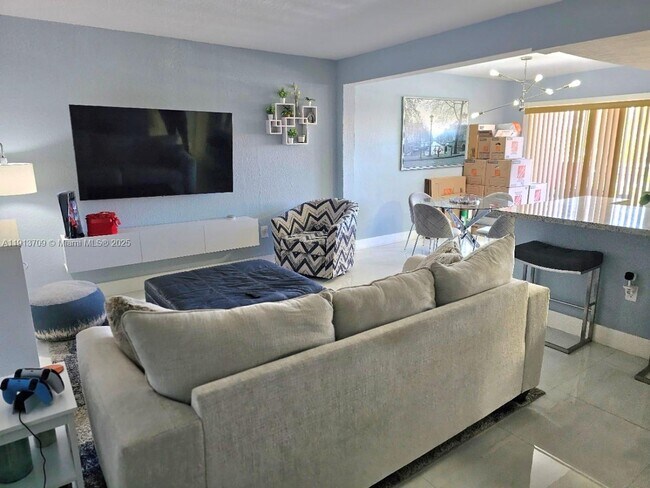 Building Photo - 21 E 3rd St