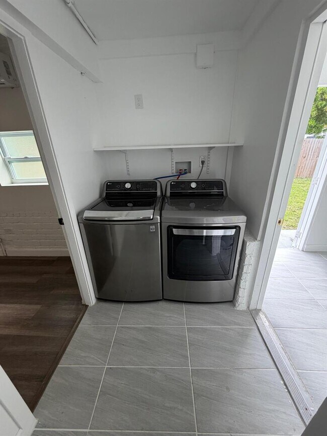 Building Photo - Northeast 7th Avenue, Pompano Beach, FL 33064 - 5 BR 3 BA house