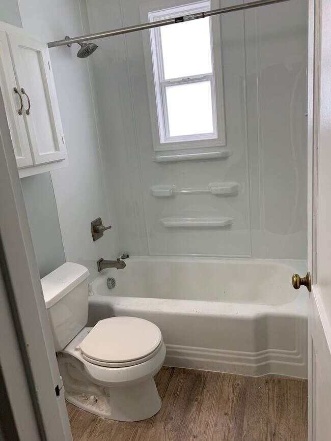 Building Photo - Adorable 2 Bedroom End Unit Convenient to W. Friendly Ave