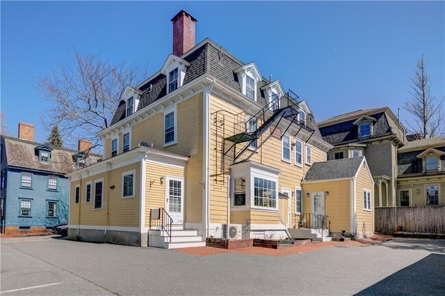 Building Photo - 35 Pelham St