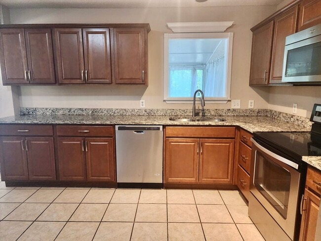 Building Photo - Charming 4 Bedroom Home in Center Lake Subdivision - Mt. Pleasant