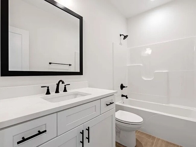 Building Photo - 711 N Main St