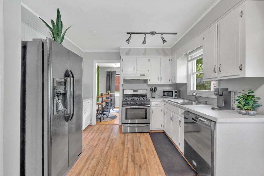 Building Photo - 9021 Sharonbrook Dr