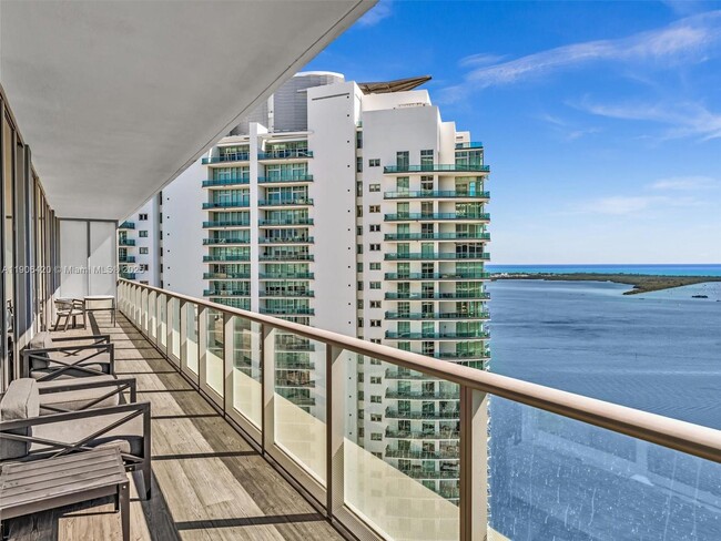 Building Photo - 1300 Brickell Bay Dr