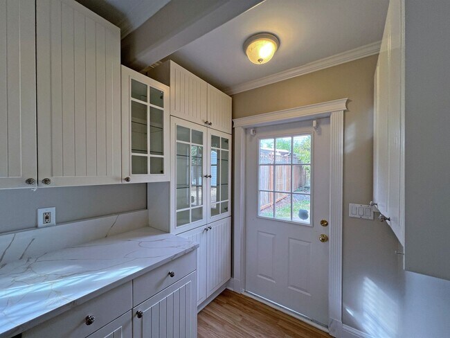 Building Photo - Charming and updated 2 bedroom, 1 bath bun...