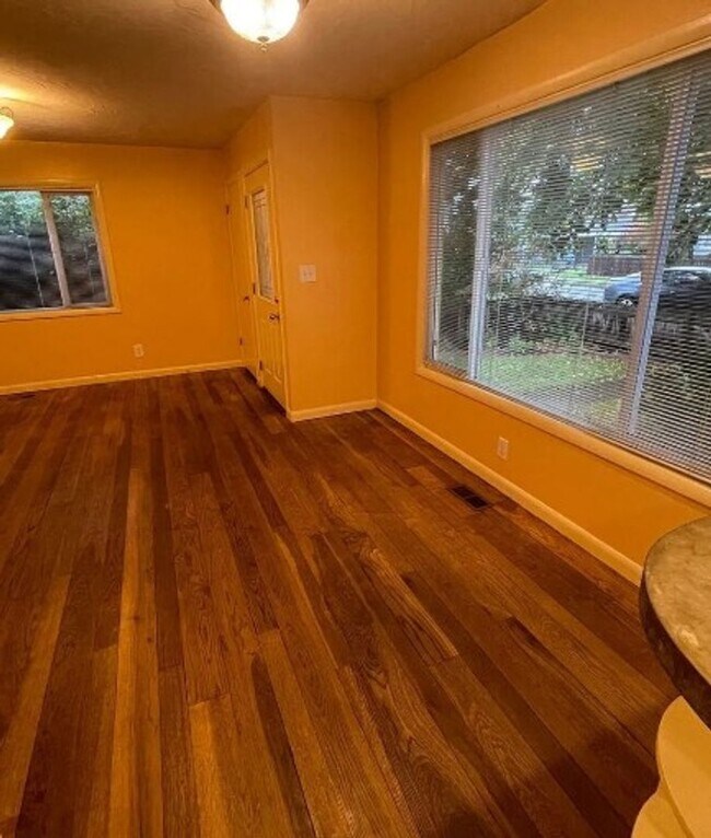Building Photo - Charming 2 bedroom/1 bath Walking distance...