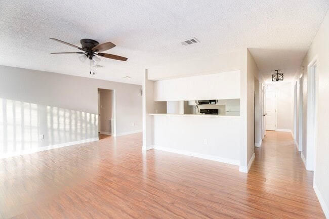 Building Photo - 2135 Whiteback Dr