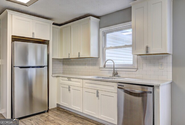 Building Photo - 604 Cloudland Dr