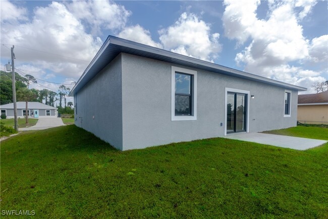 Building Photo - 3015 S Balsam Cir