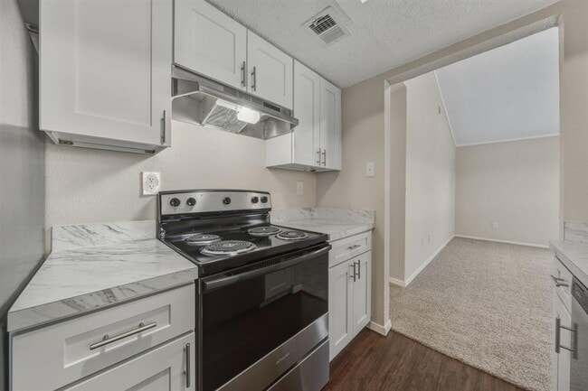 Building Photo - 1914 Valley Hill Cir