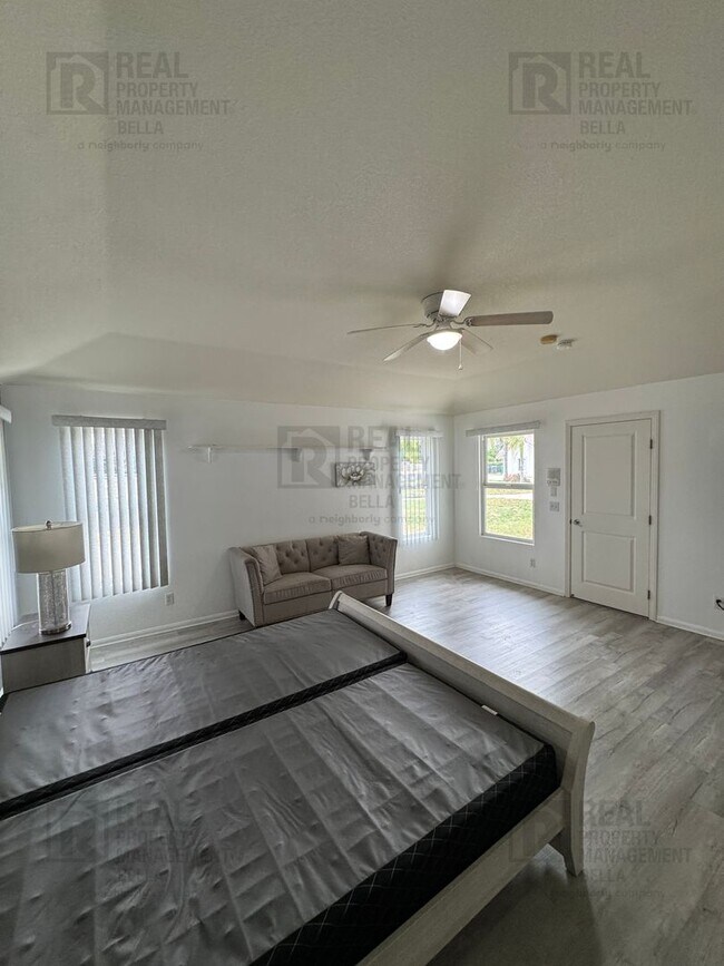 Building Photo - $750 MOVE-IN SPECIAL DISCOUNT AVAILABLE! Luxury Living Awaits: Stunning 4-Bedroom Cul-de-Sac Retr...