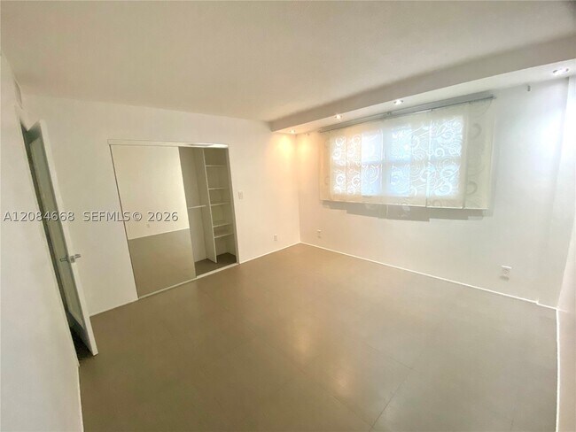 Building Photo - 400 Golden Isles Dr