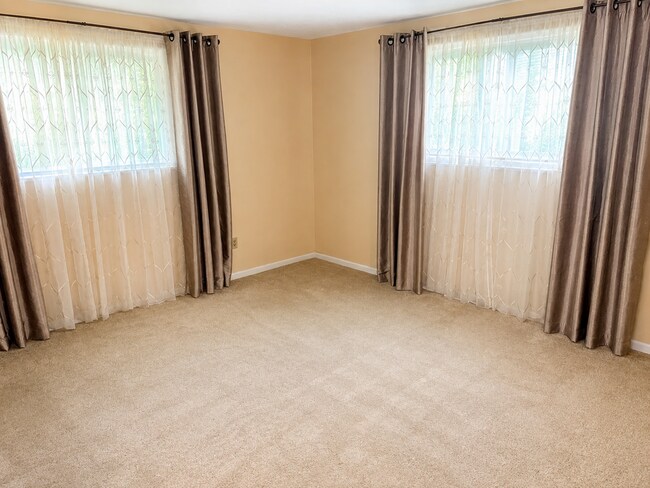 Building Photo - Spacious 3-Bedroom Split-Level with Formal Dining Room, Fireplace, and Fenced Backyard