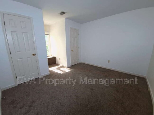 Building Photo - 6002 Oak Landing Dr