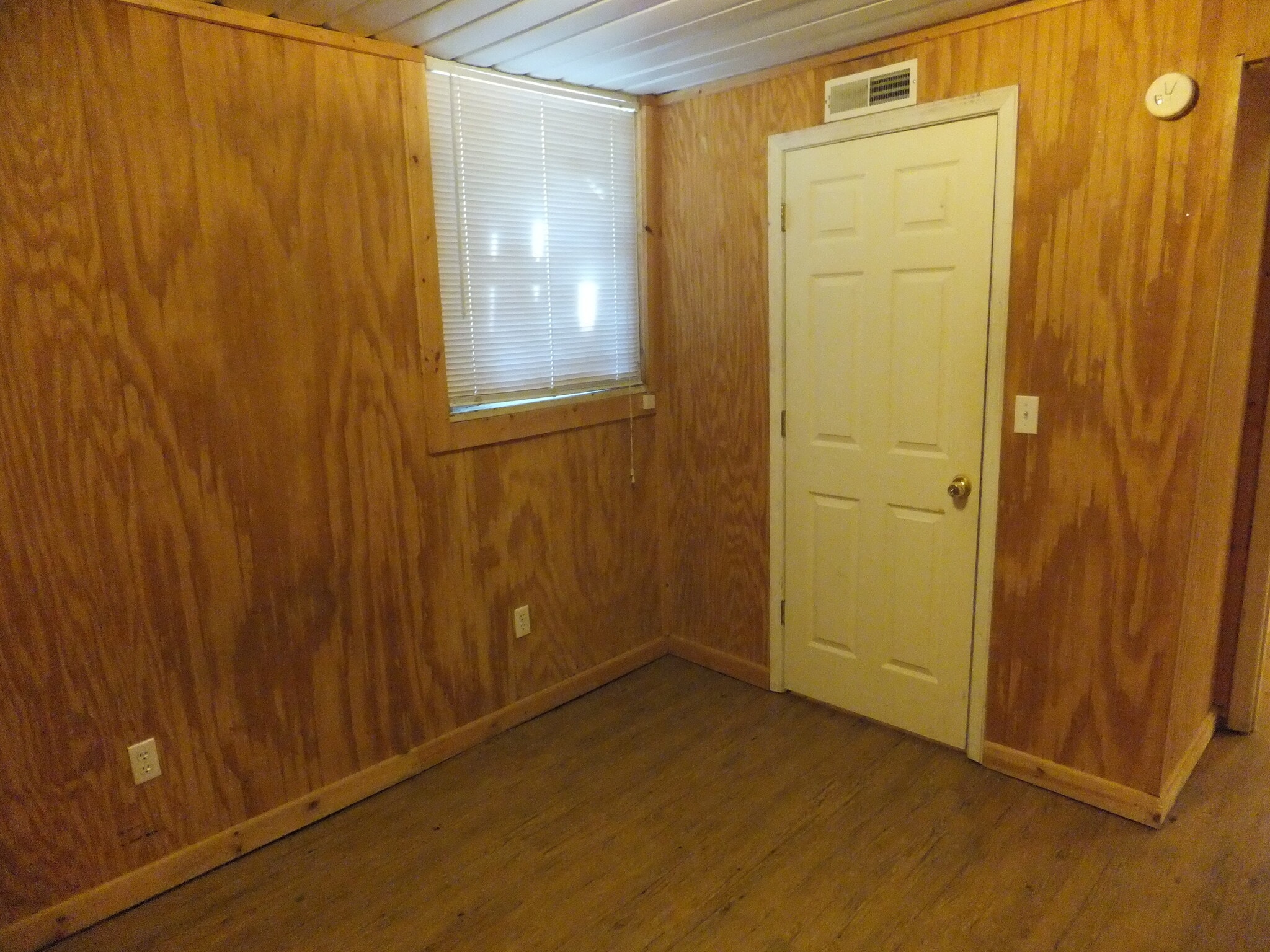 Bedroom 1 - 1401 University Ave