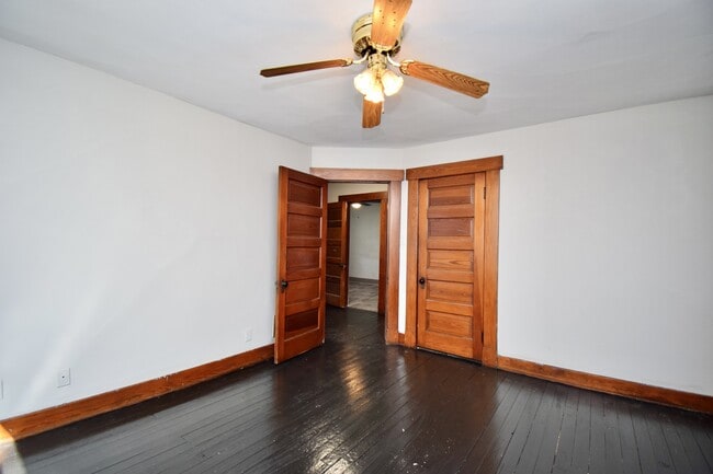 Building Photo - 23 E Parkwood Dr