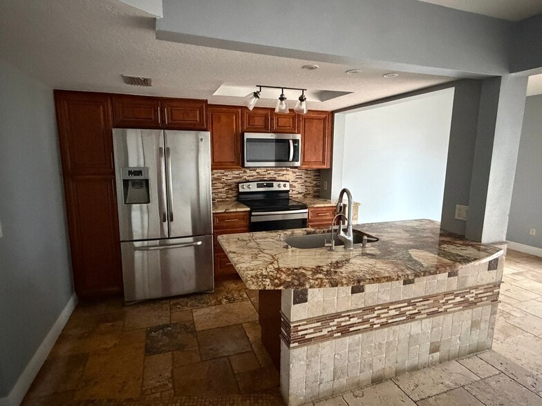 Building Photo - 925 Caribbean Dr