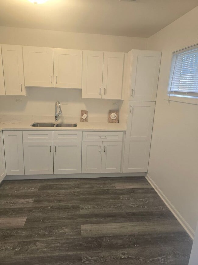 Building Photo - Section 8 Accepted 3 Bedroom w/Fenced Yard