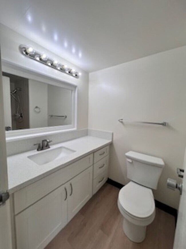 Building Photo - 2-Bedroom, 2-Bath Condo for Rent at Surfview