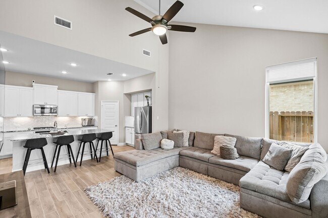 Building Photo - 4106 Sherman Oak Ln