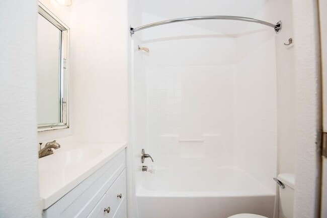 Building Photo - Newly Renovated 1 Bedroom Cottage