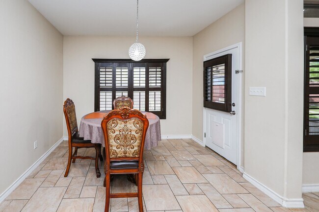 Building Photo - 318 Silverleaf Oak