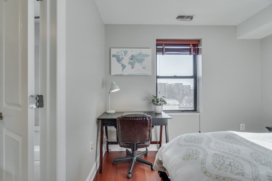 Master bedroom with 2 closets - 1354 Euclid St NW
