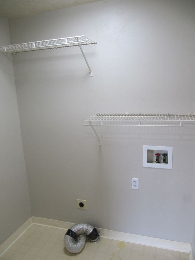 Building Photo - Three Bedroom Home on a Cul-de-sac, Landscaping Provided!