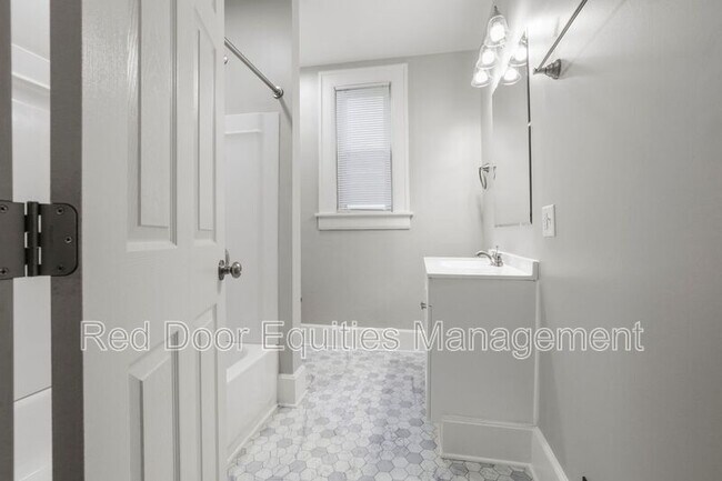 Building Photo - 1155 N Columbus St