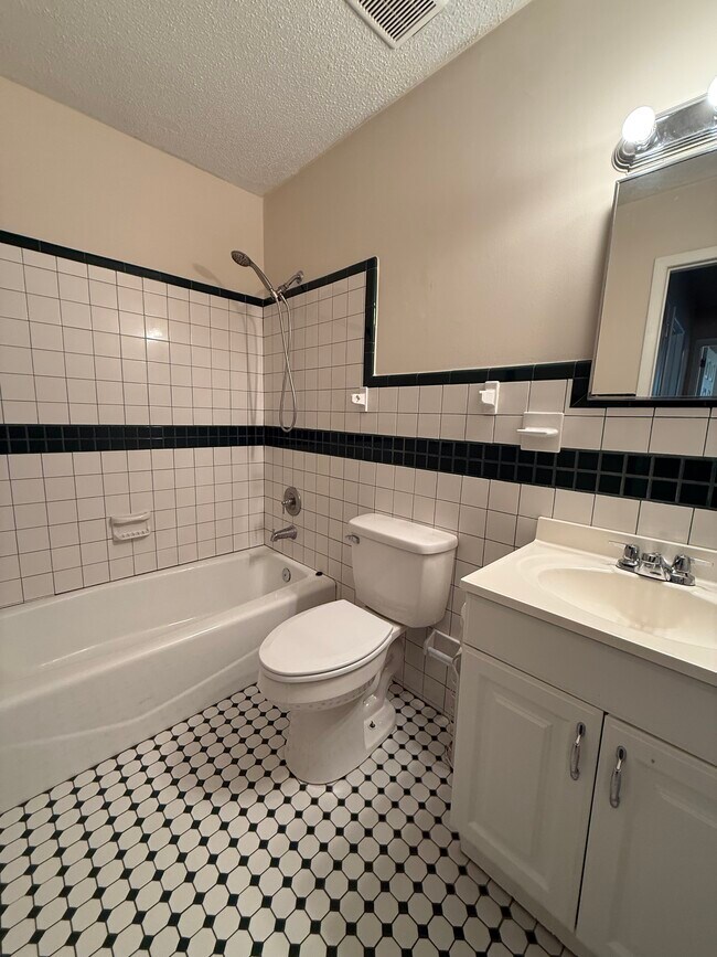 Building Photo - 805 Meadowbrook Dr