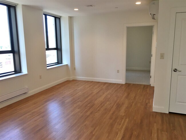 Building Photo - 875 Elm St