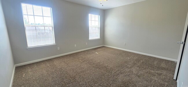 Building Photo - 15355 Oak Glen Dr