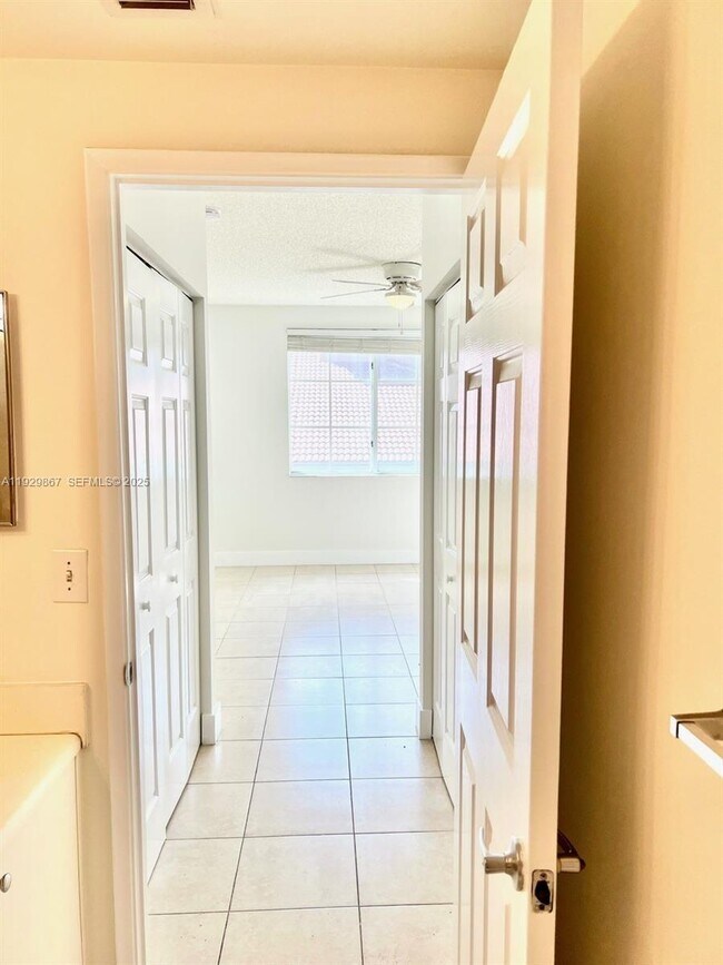 Building Photo - 8000 N Nob Hill Rd