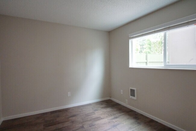 Building Photo - Spacious Ground-Floor One-Bedroom in Desir...