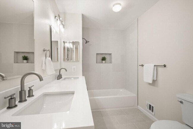 Building Photo - 13647 S Springs Dr