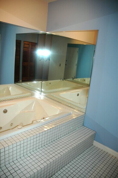 Master bath - 525 N Ada St