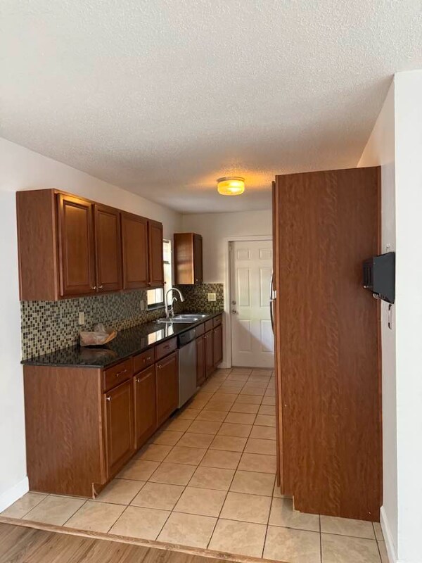 Building Photo - 802 Apache St