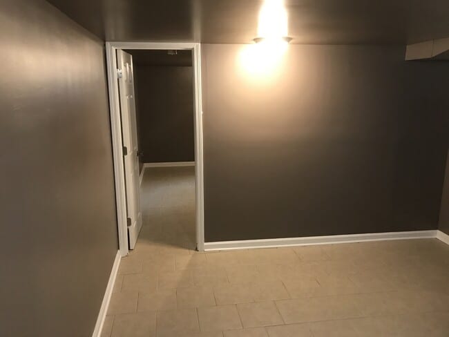 Building Photo - 2 BEDROOM HOME WITH APPLIANCES