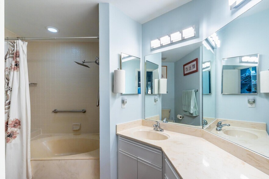 Master Bathroom en Suite - 3351 Emerald Oaks Dr