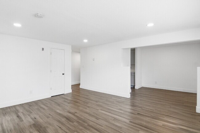 Building Photo - $1,300.95 with $300.00 off the first month's rent, 2 Beds - 1 Bath, Triplex in Aurora with Washer...