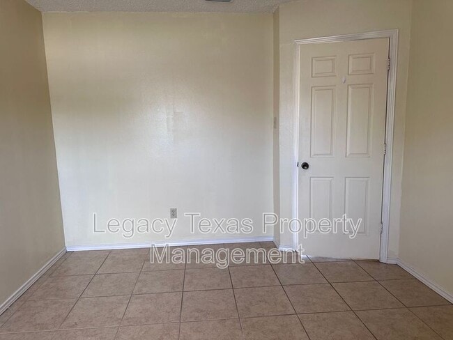 Building Photo - 1412 Courtney Pl
